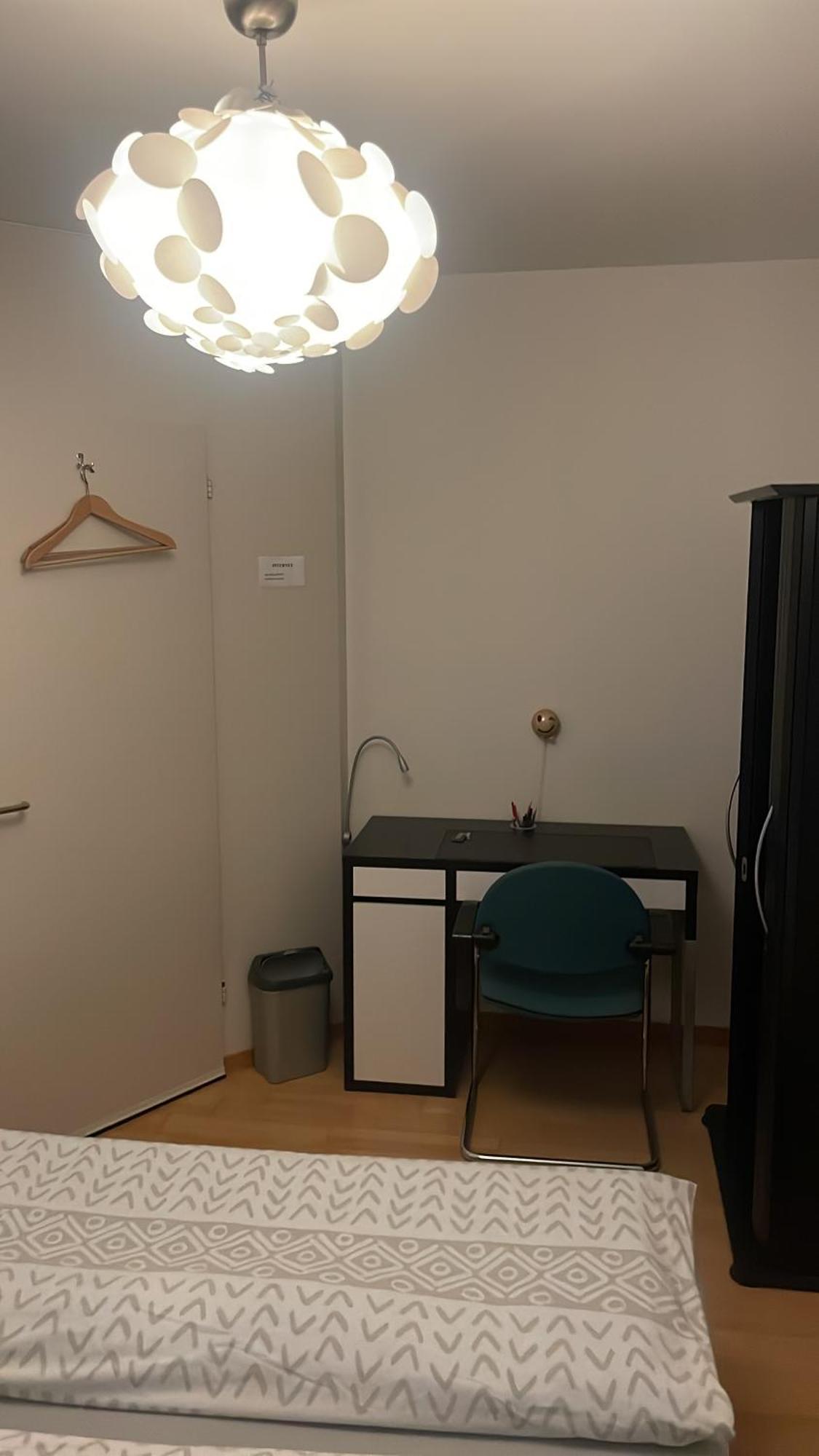Mit Privatem Badezimmer In Guter Lage