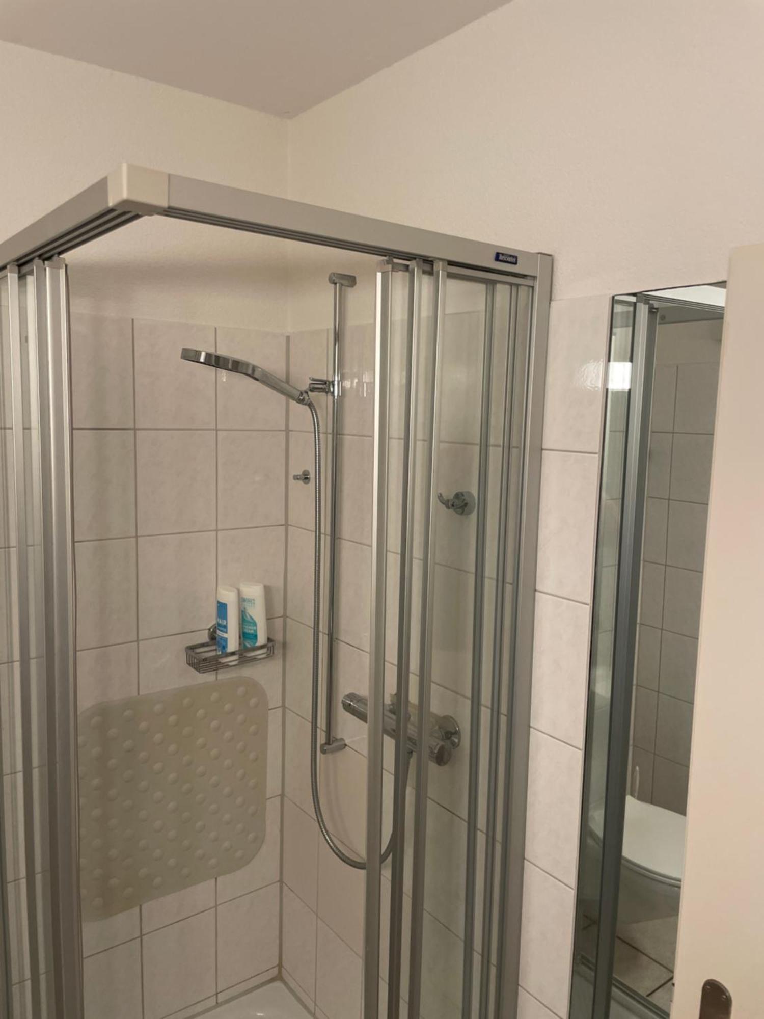 Mit Privatem Badezimmer In Guter Lage